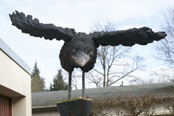 Raabe auf Sockel, Holzskulptur